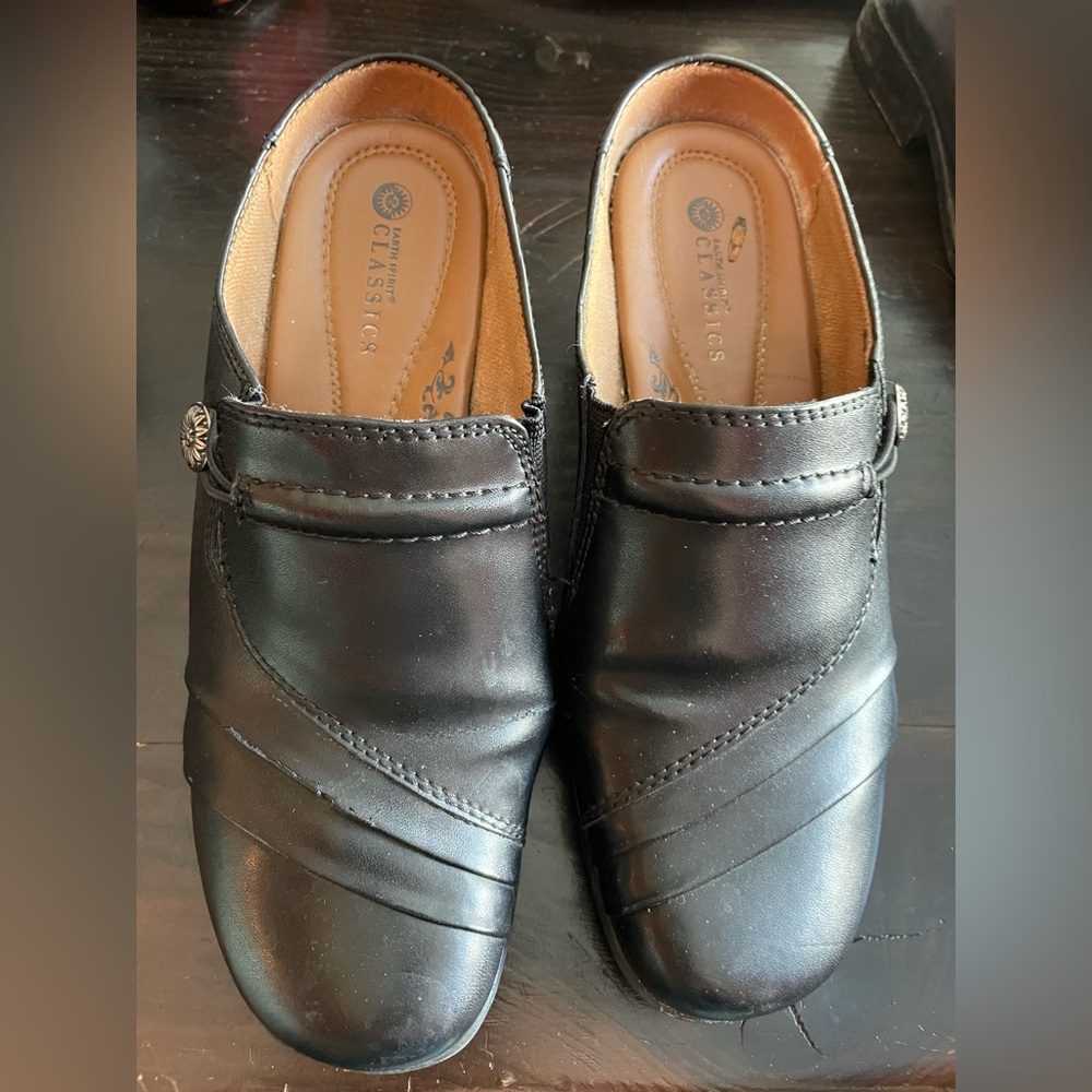 Earth Spirit Classic Black Women's Clogs